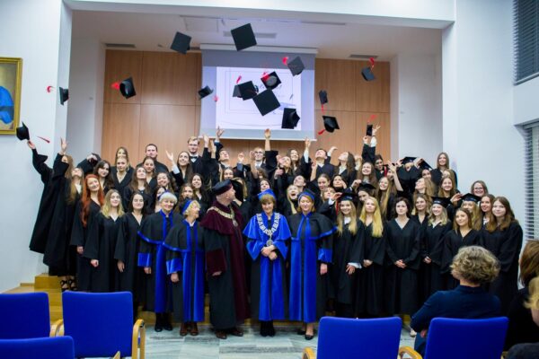 Wręczenie dyplomów absolwentom kierunków analityka medyczna i kosmetologia